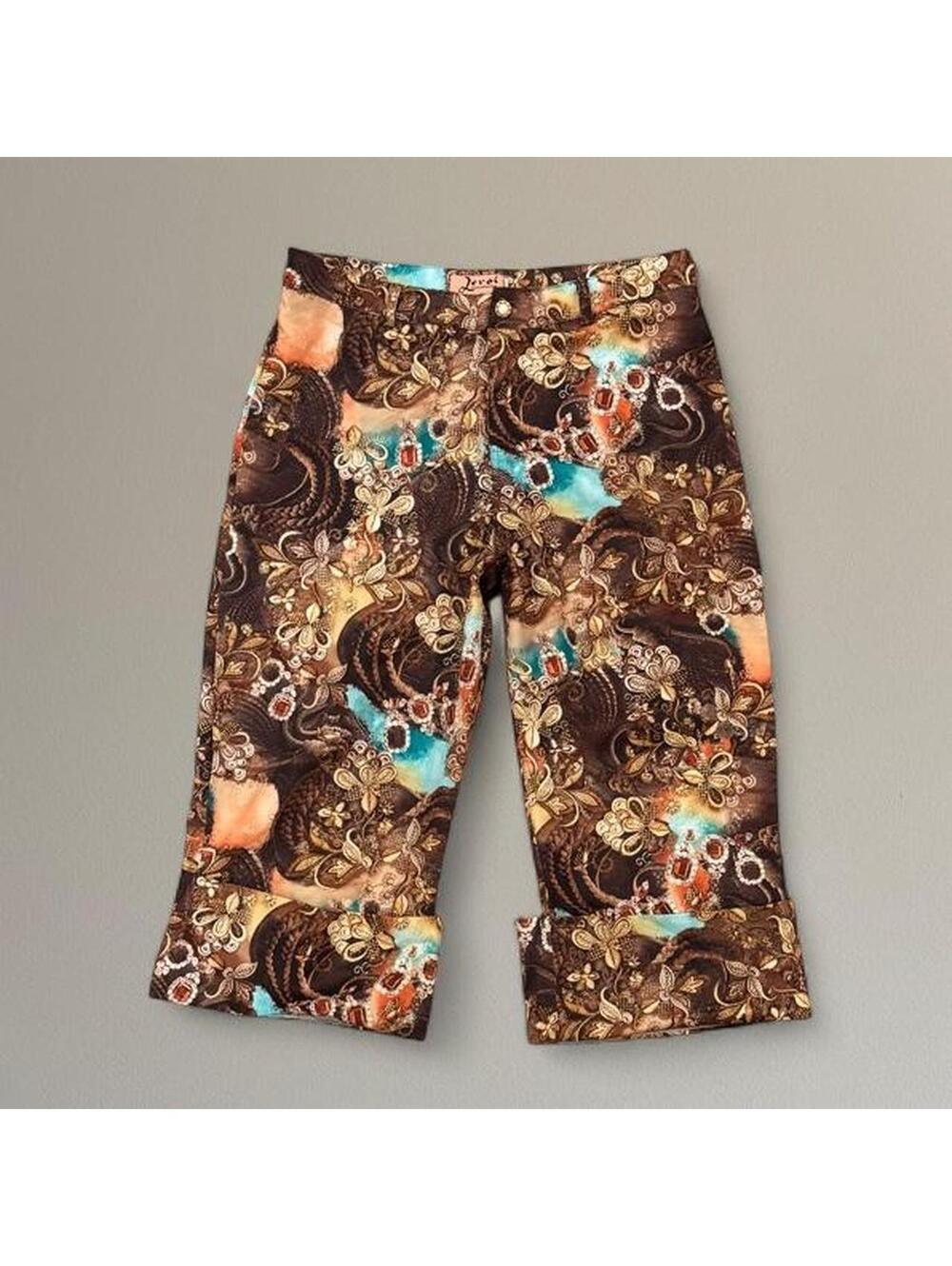 Graphic print wide leg capris. Best fits M/L.